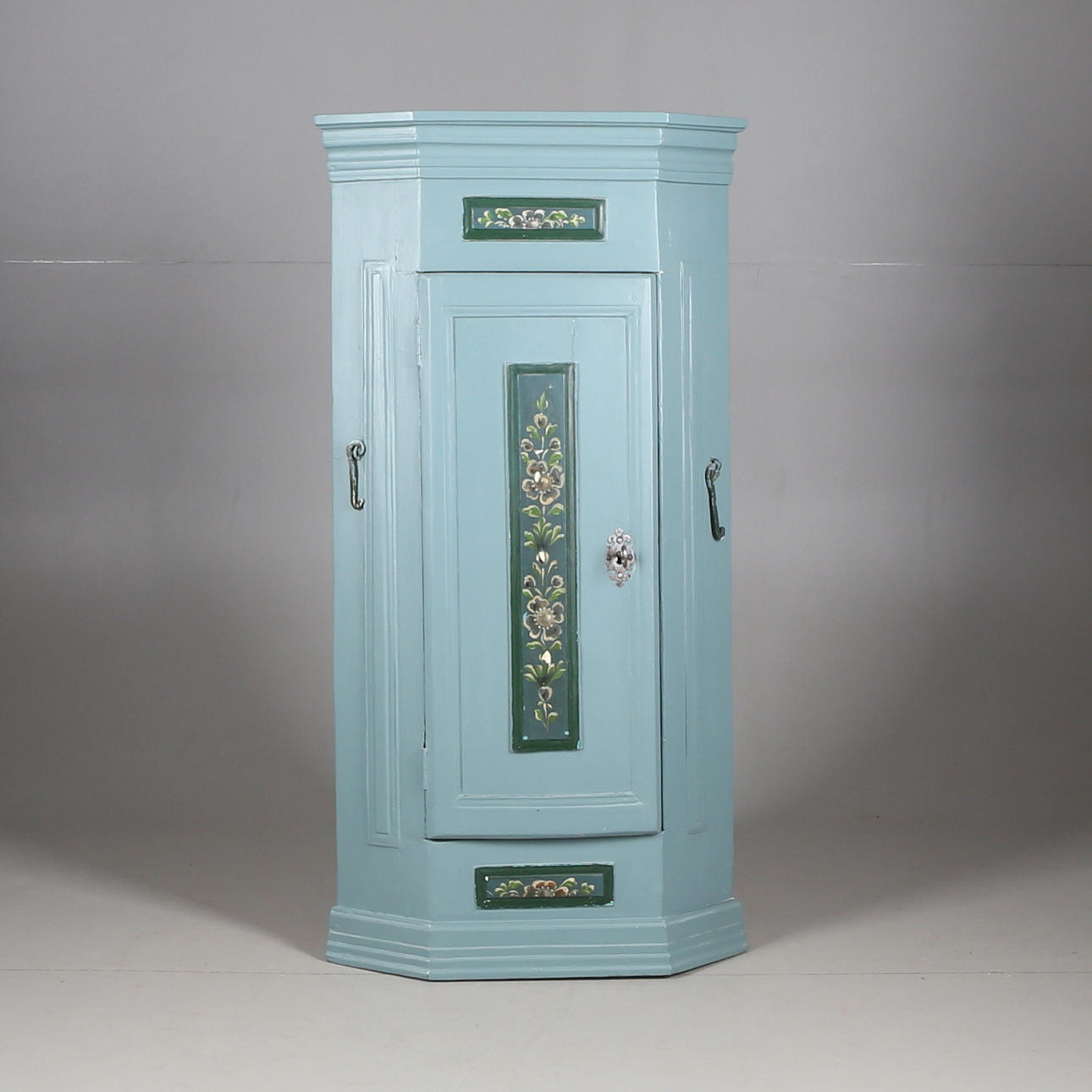 HÖRNSKÅP, Värmland, allmoge, bär datering 1811.