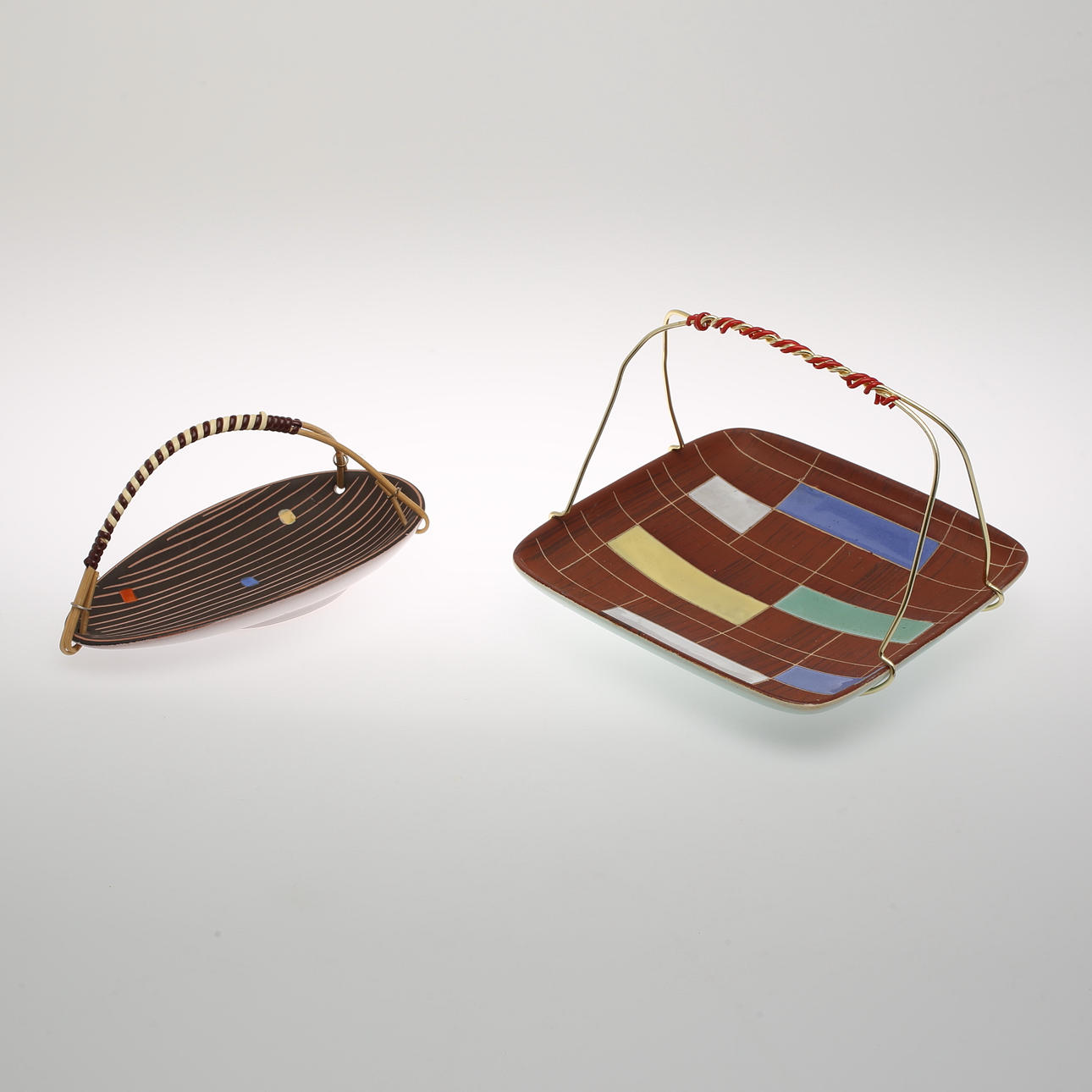 KAKFAT, KONFEKTSKÅL. Med bärhandtag, porslin, 1950-tal.