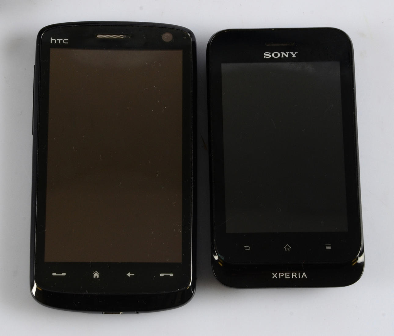 MOBILTELEFONER, Sony Xperia ST21i samt HTC Blackstone 100.