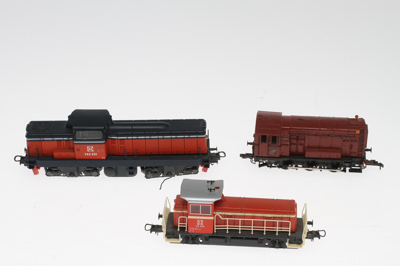 MODELLTÅG 3 diesellok V1 på Roco-chassi, ROCO VX 999 och LIMA T43 241.