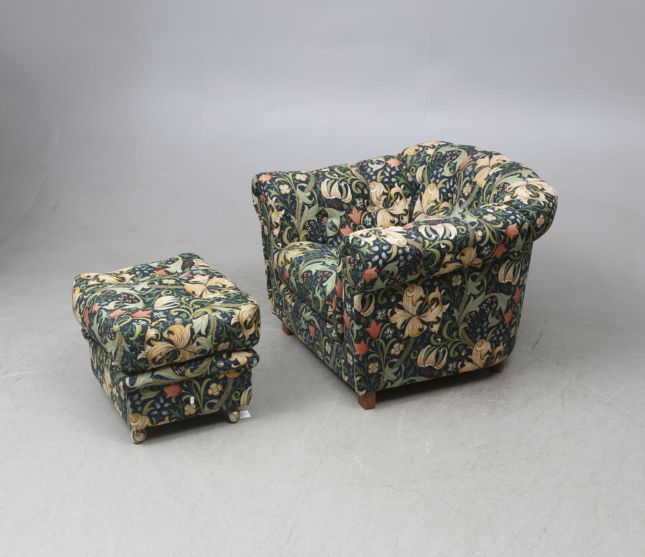 FÅTÖLJ MED FOTPALL, 1900-tal.