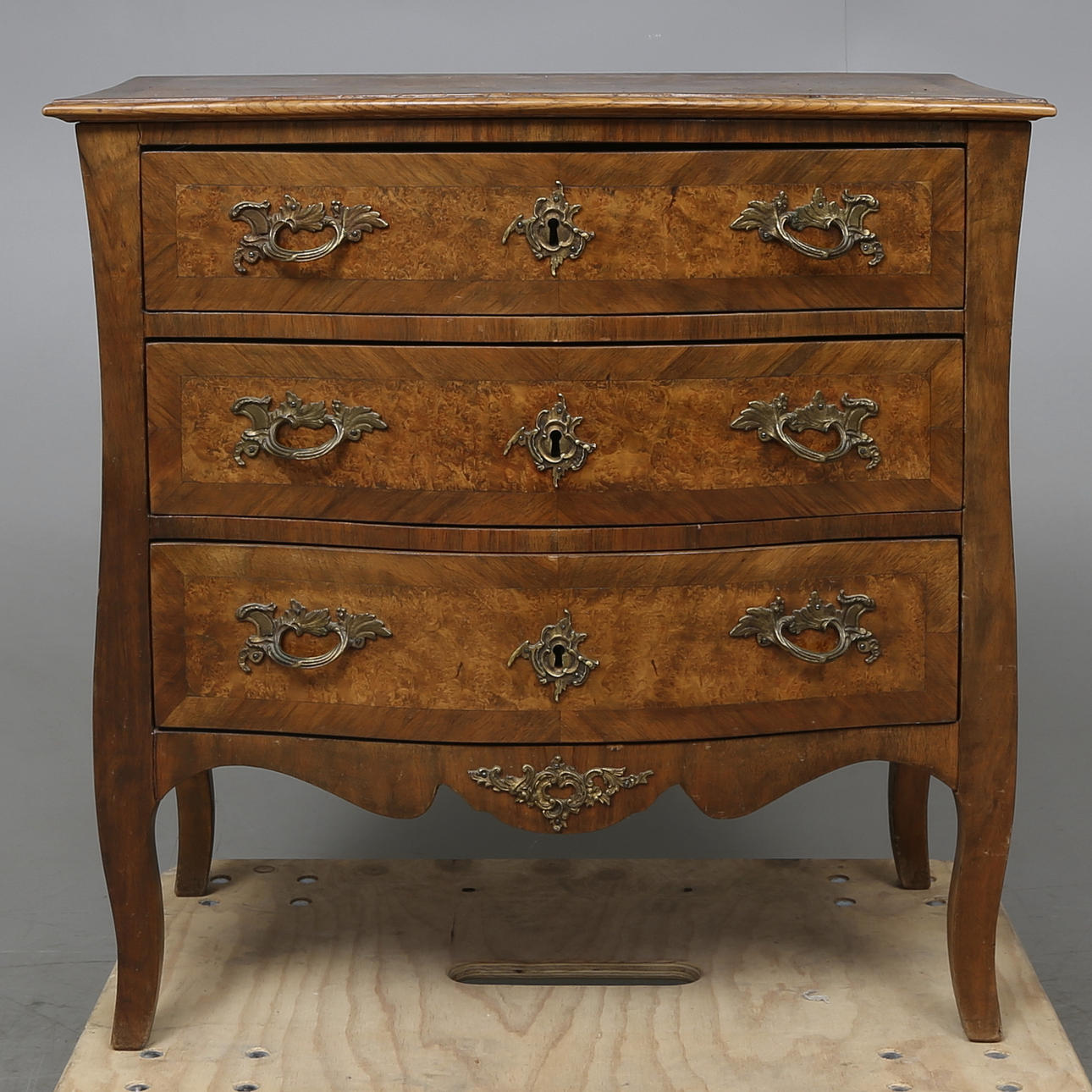 BYRÅ, rokokostil, 1800/1900-tal.