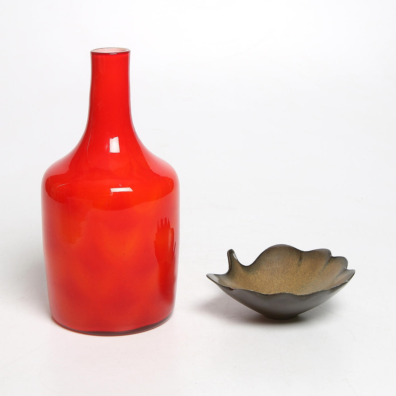 VAS, SKÅL, glas, stengods, "Peacock", Elme Glasbruk. "Löva", Gabi, Gustavsberg. 1900-talets andra hälft.