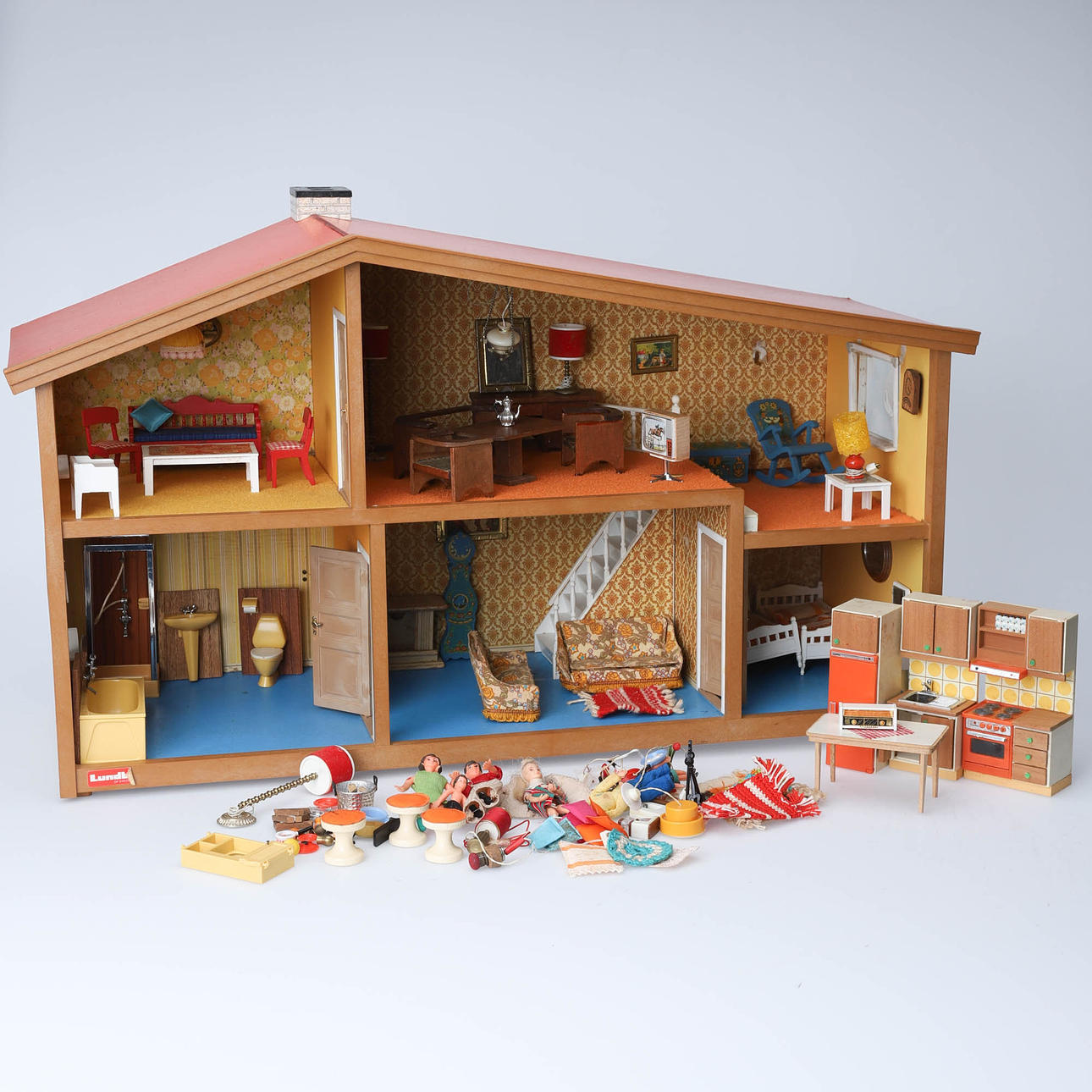 LUNDBY Dockskåp med inredning.