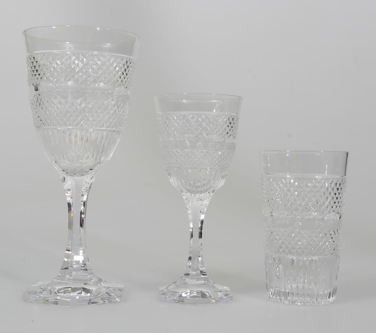 GLAS, kristall, 27 delar, sexkantig fot, 1900-talets andra hälft.