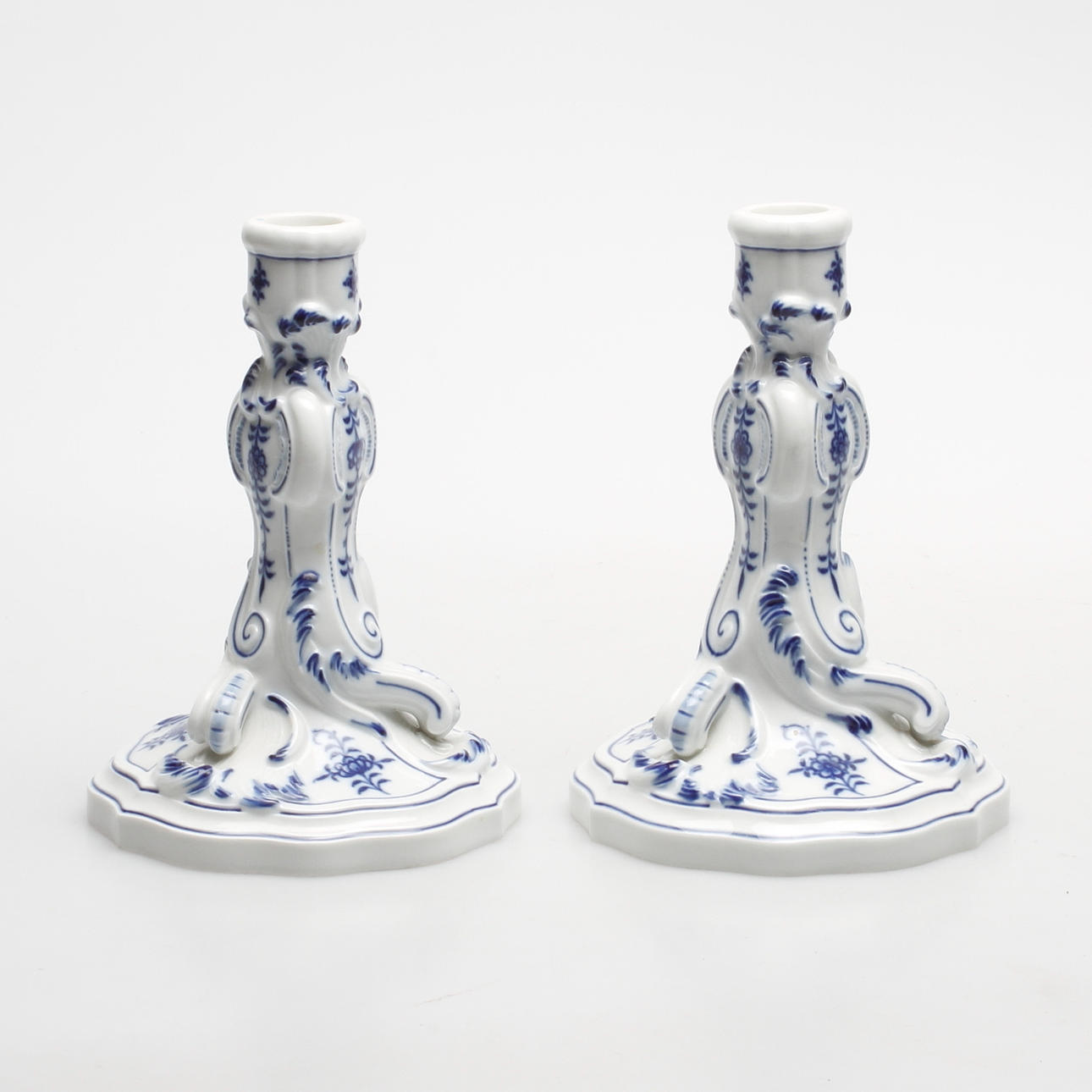 LJUSSTAKAR, ett par, porslin, rokokostil, Meissen, Tyskland, 1900-tal.