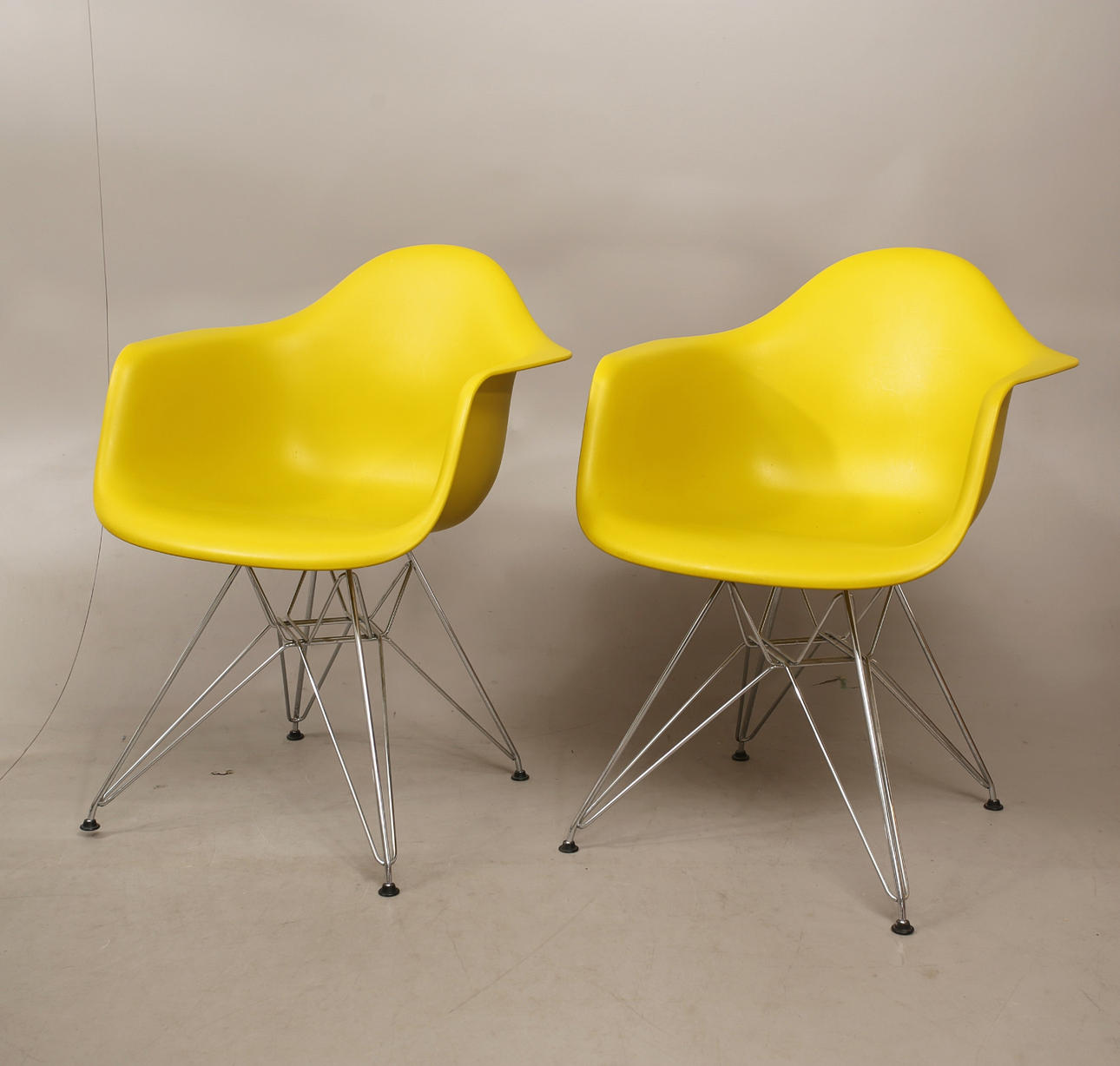 CHARLES EAMES. "Eames plastic armchair - DAR", Vitra.År 2013.