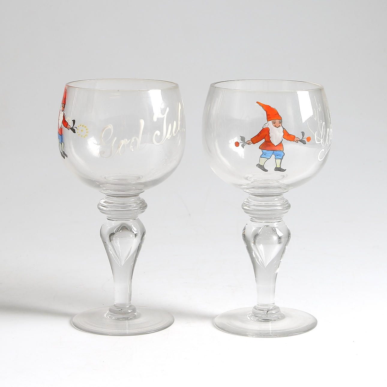 MUMMAGLAS, 1 par, handmålade, 1900-talets första hälft.