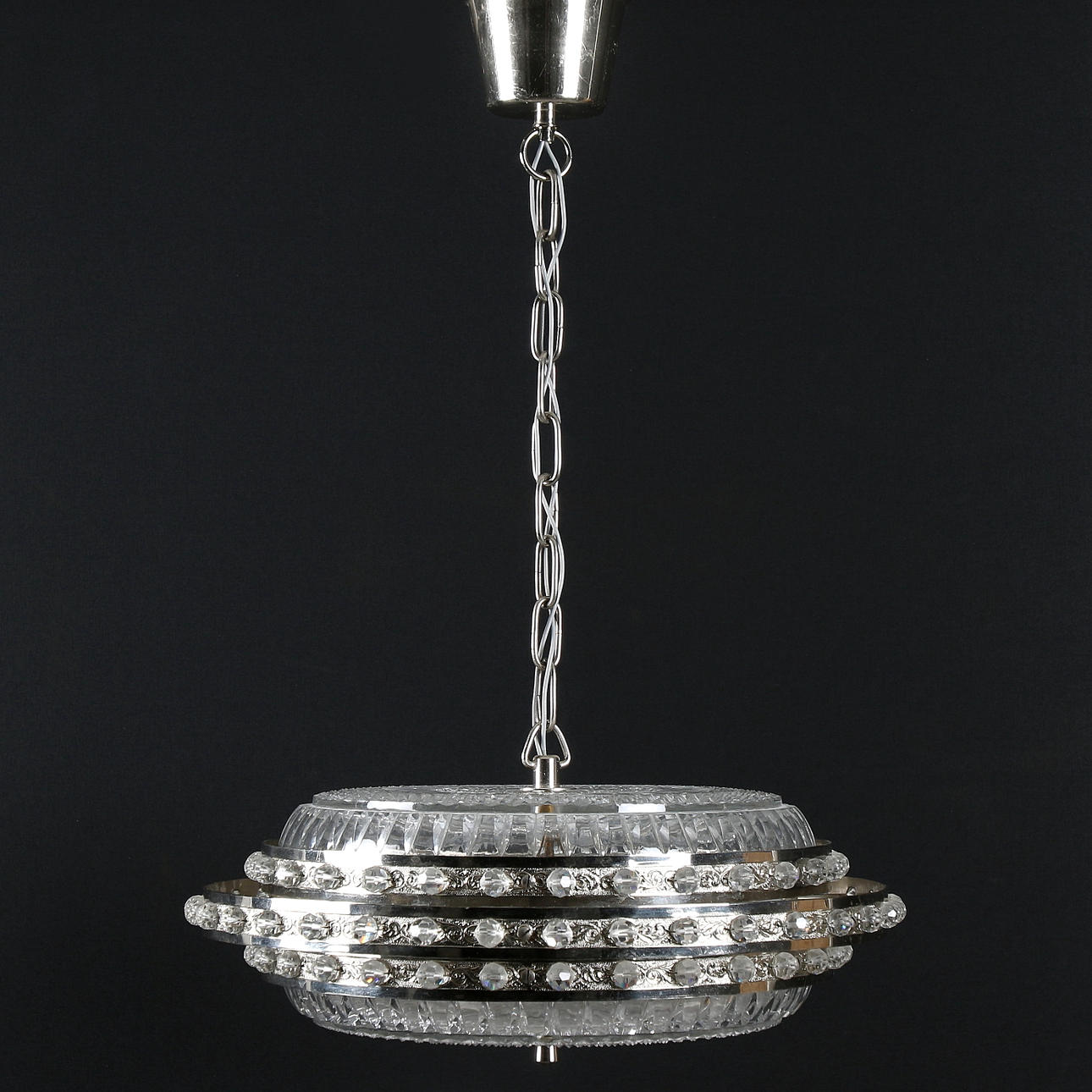 TAKLAMPA, metall, glas och swarowskikristall. 1900-talets andra hälft.