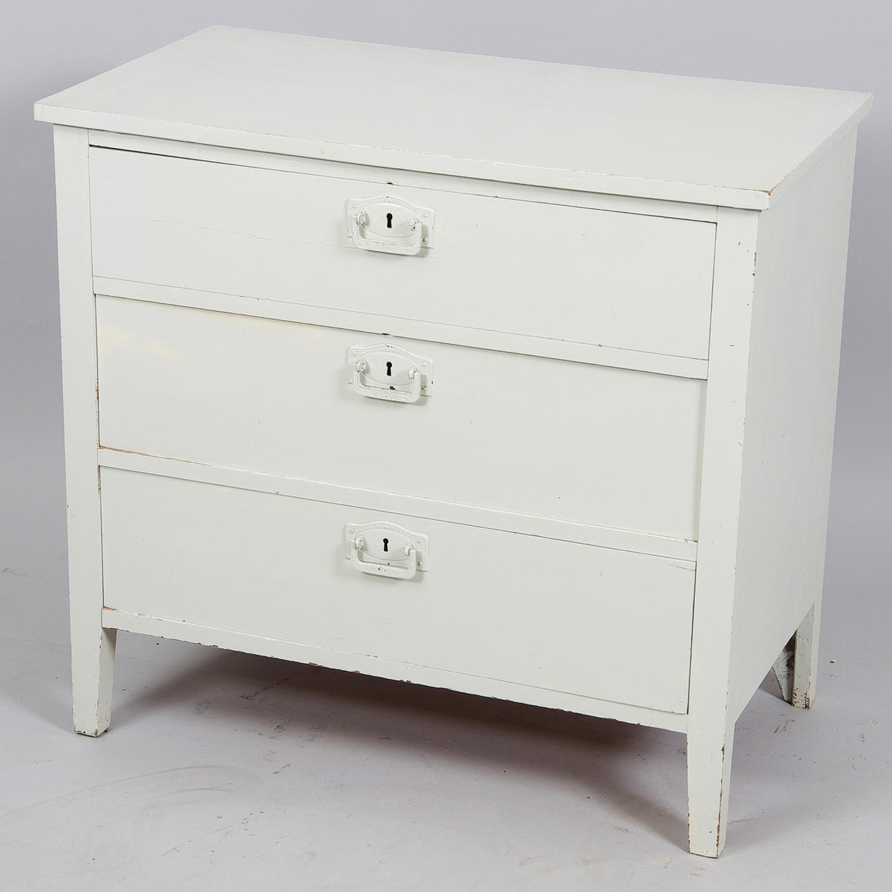 BYRÅ, 3-lådig, gråmålad, 1900-talets första hälft.