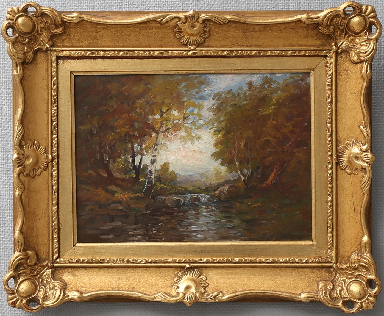 OIDENTIFIERAD KONSTNÄR. Träd vid vattendrag, olja på pannå, signerad.