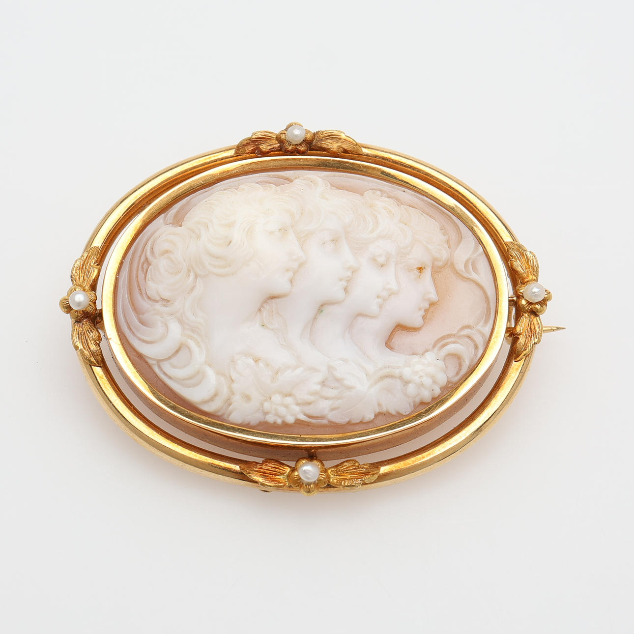 SEASHELL CAMÉ BROOCH, 18K, 1924.