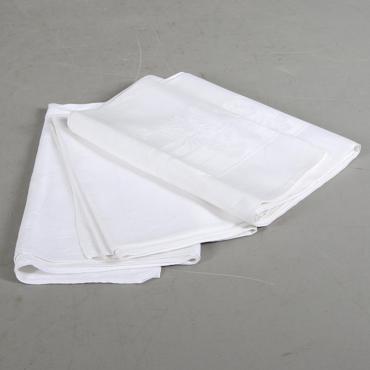 DUKAR, 3 st, damast och linne, 1900-talets första hälft. 137 x 129 cm, 178 x 148 cm och 260 x 150 cm.