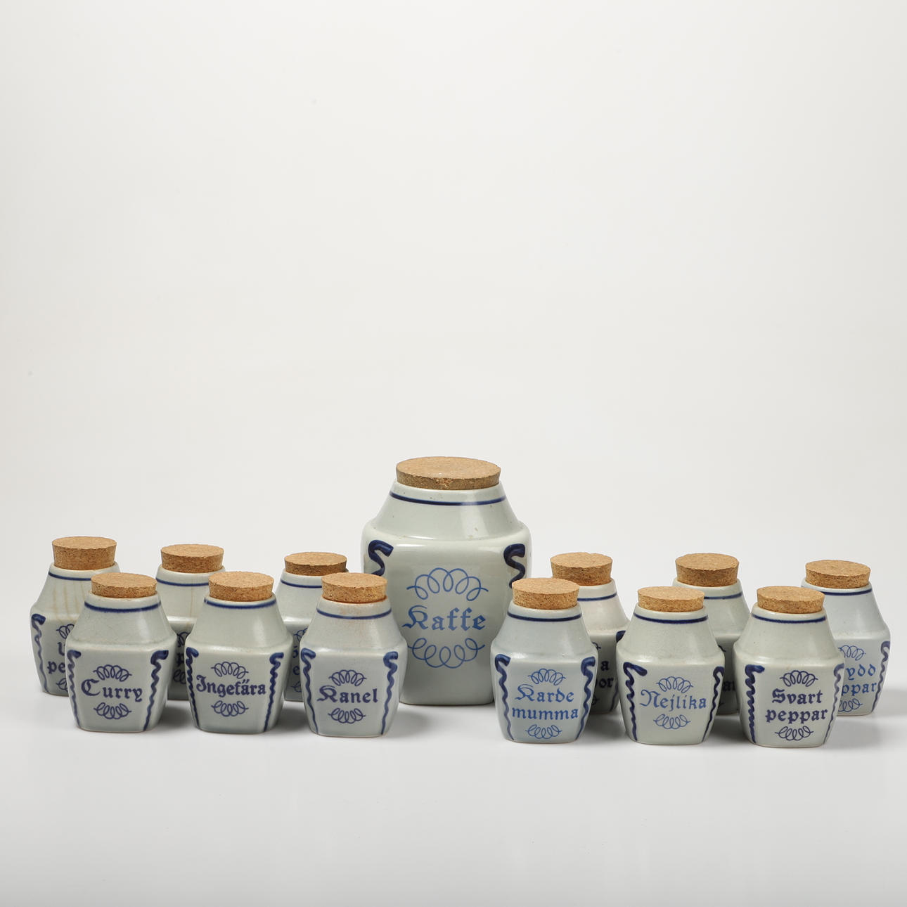 12 stentøjskrydderikrukker, Søholm, Danmark.