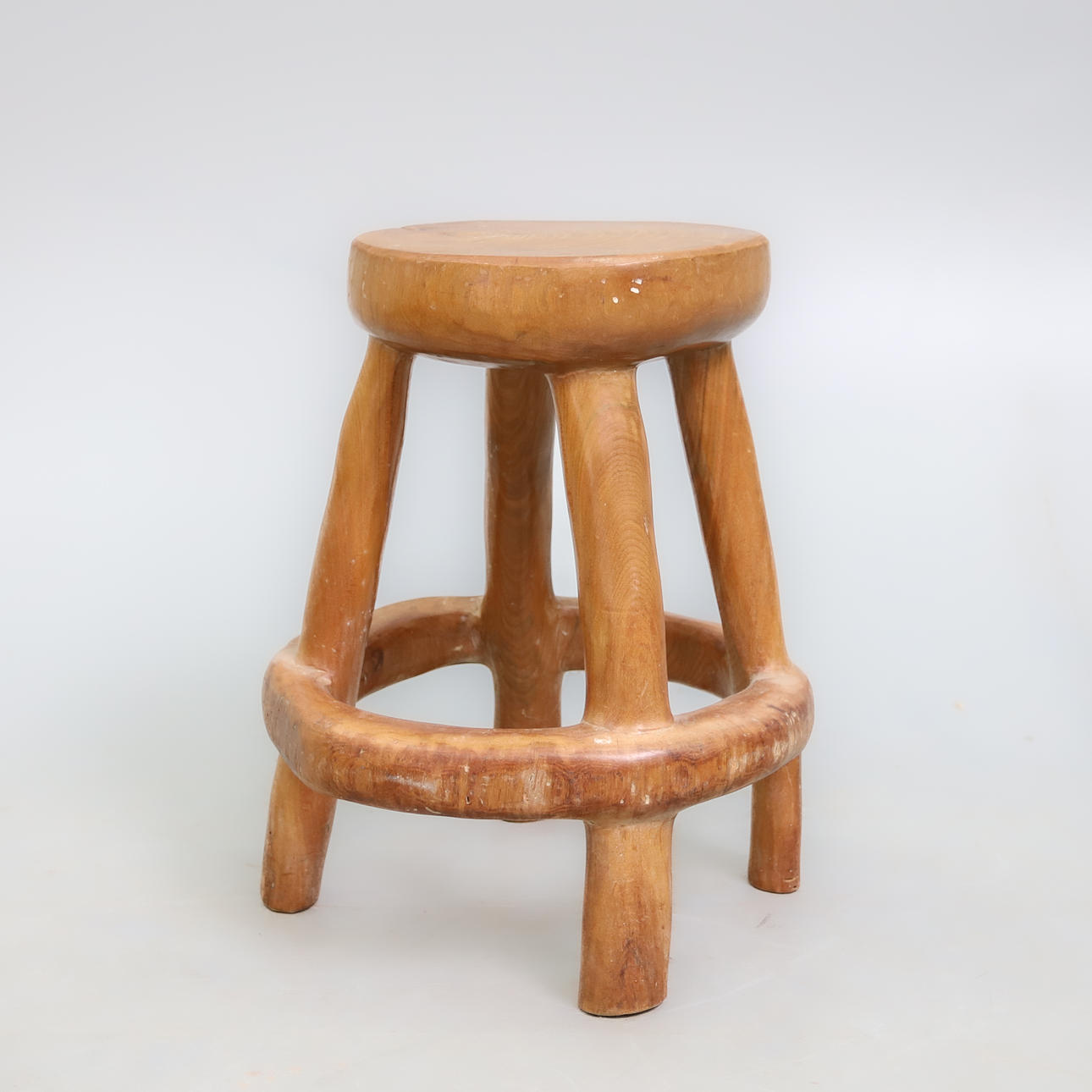 MAXIE LANE (1910-2014). EN RUSTIK SKAMMEL.