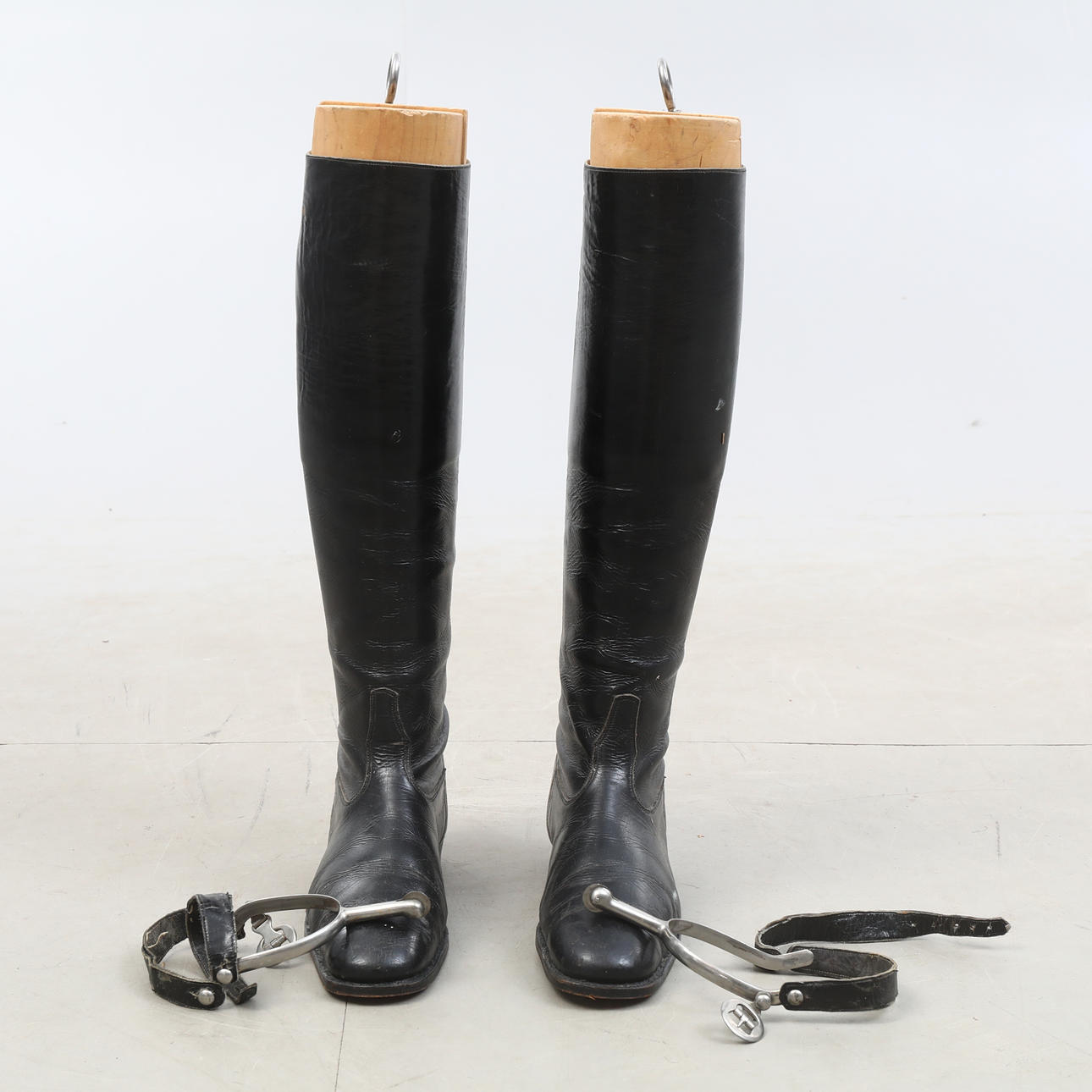 Reitstiefel mit Sporen und Stiefelblöcken.