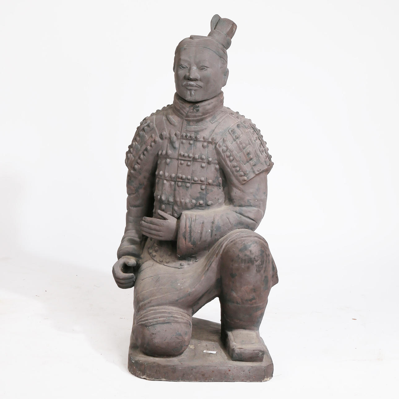 NACH DER ANTIKE EIN CHINESISCHER TERRAKOTTA-SOLDAT.