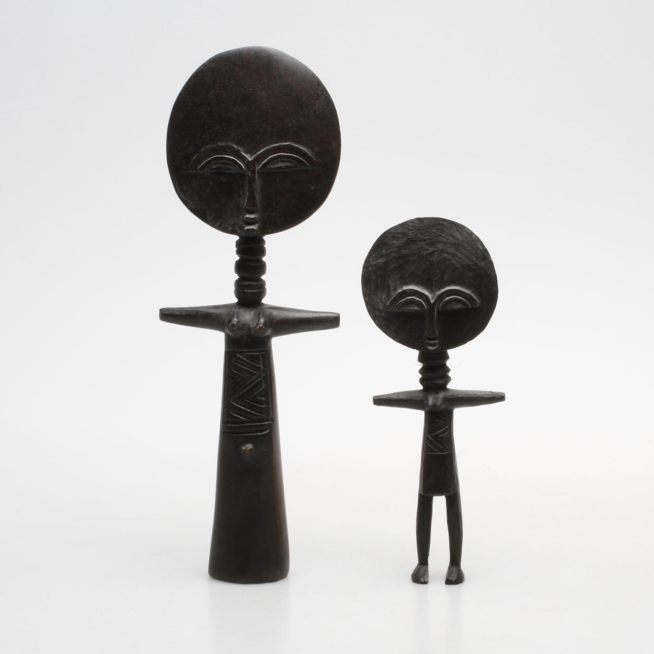 SKULPTURER, 2 st, trä, Afrika, 1900-tal.