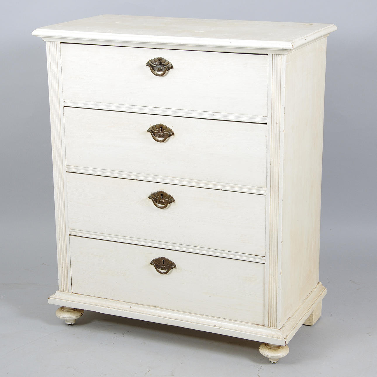 BYRÅ, 4-lådig, vitmålad, sent 1800-tal.