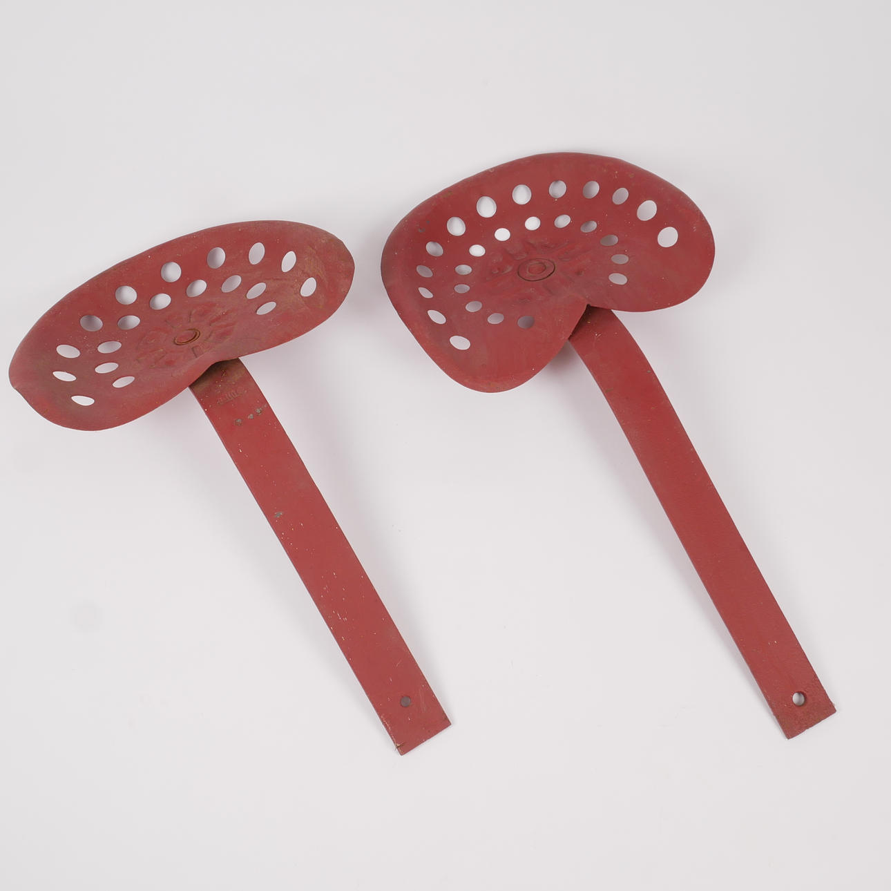 TRAKTORSITSAR, 2 st, järn, 1900-talets första hälft.