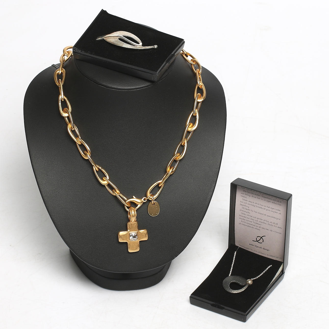 COLLIER, 2 st, samt BROSCH, design Peter Liljeroth och Dyrberg/Kern. 19/2000-tal.