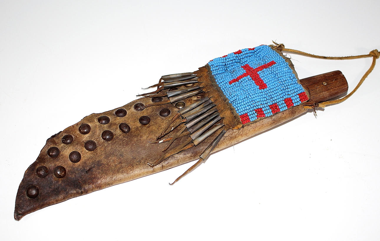 KNIV med SLIDA, råhud, pärlbroderi, origenal kniv, 1860-70 tal.