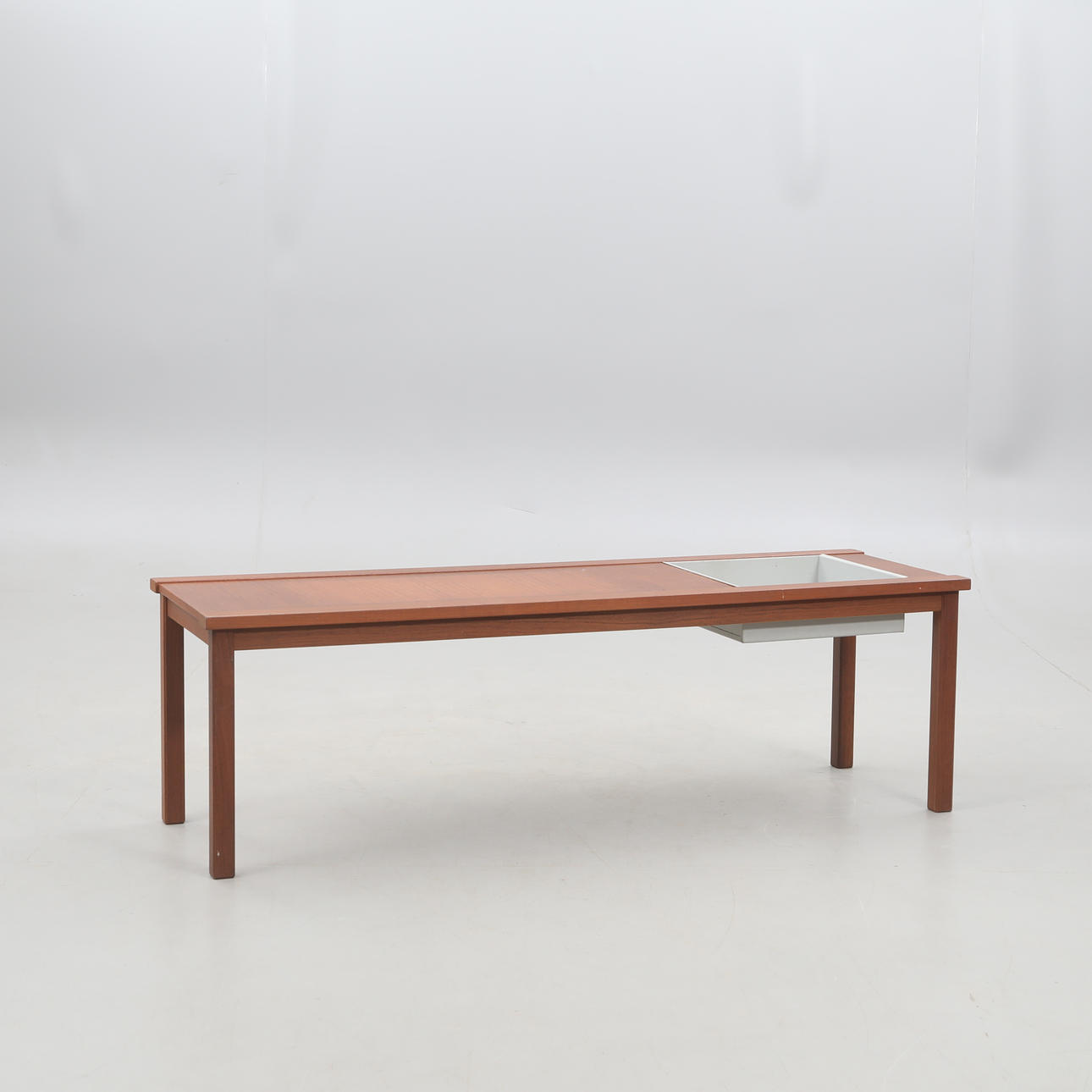 BLOMBORD, med nedfälld plåtbalja.