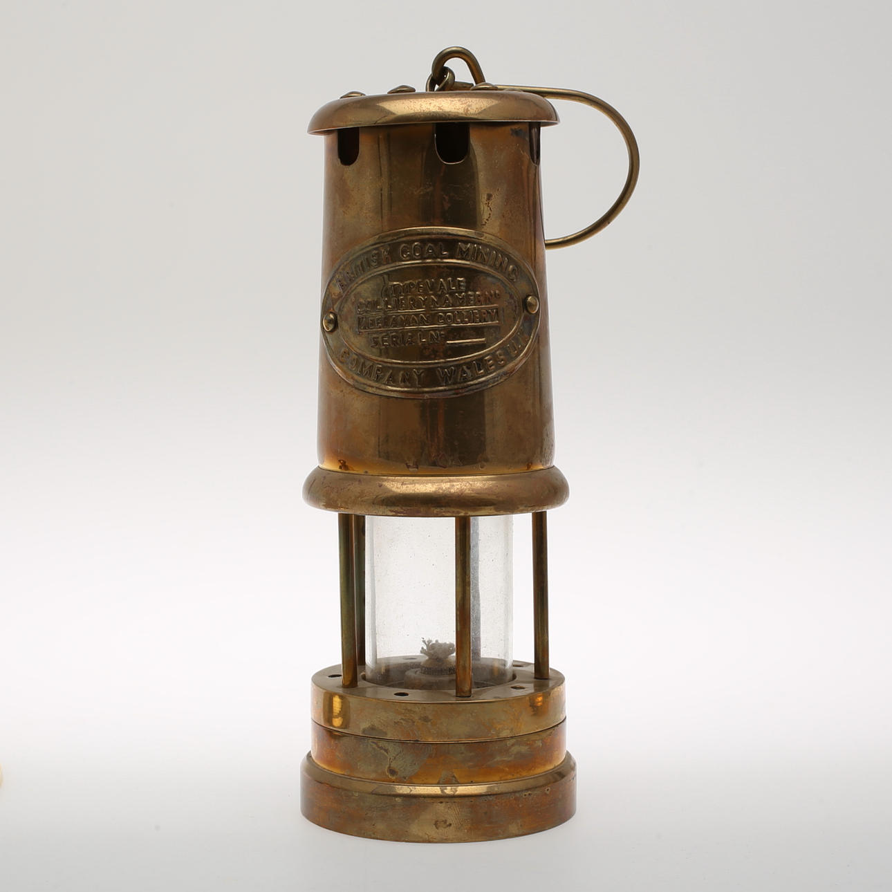 GRUVLYKTA OCH ETT PAR LJUSSTAKAR.