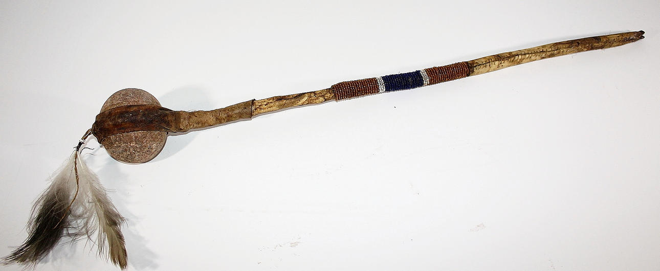 STENKLUBBA, råhud, fjädrar och pärlor, Plain Indian, 1800-tal.