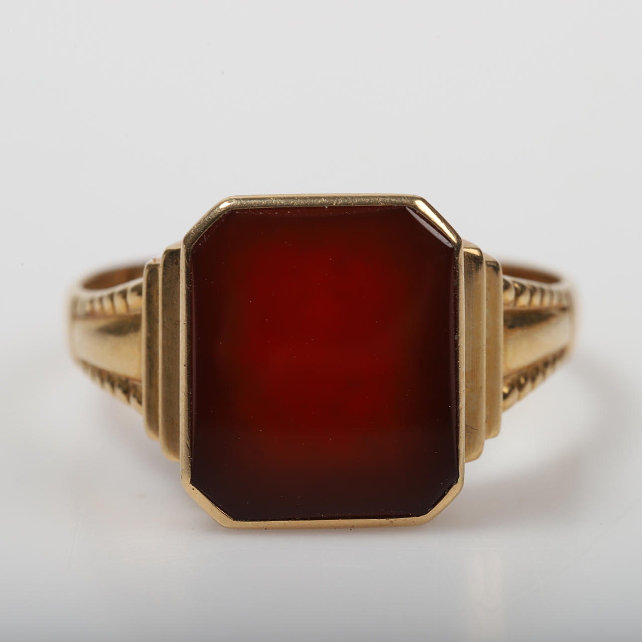 KLACKRING, 18 K guld med planslipad röd sten.