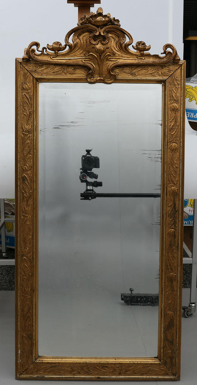 VÄGGSPEGEL OCH KONSOLHYLLA MED STENSKIVA, trä och gips, förgylllda, 1800-1900-tal.