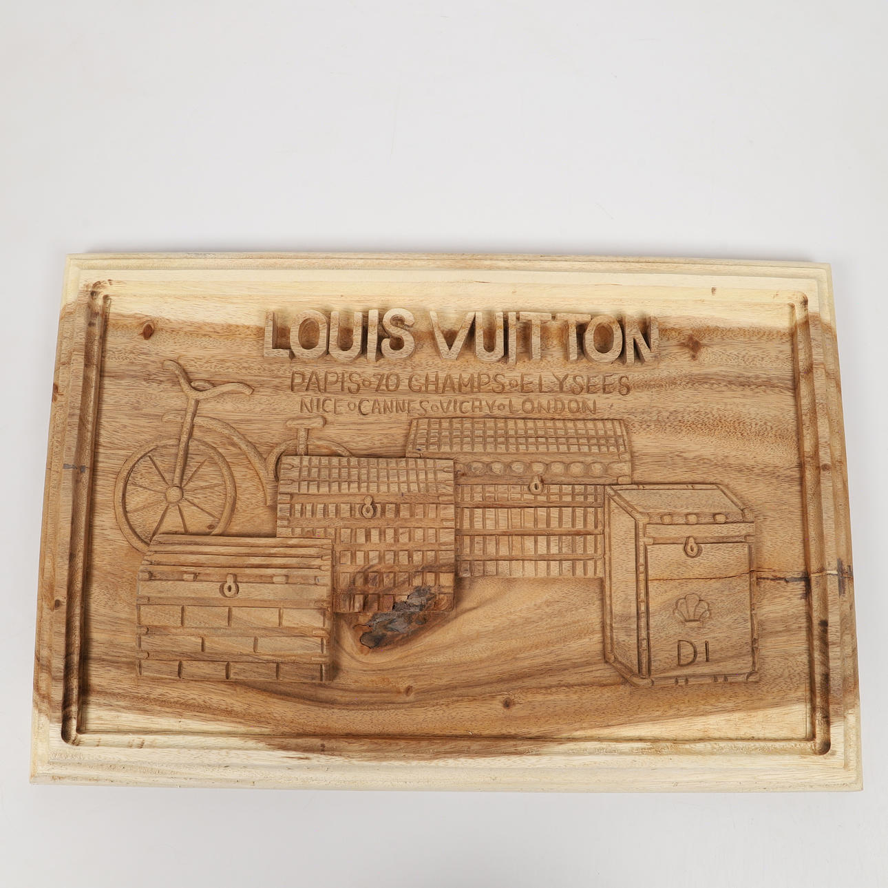 RELIEVE DE PARED, Louis Vuitton, madera tallada.