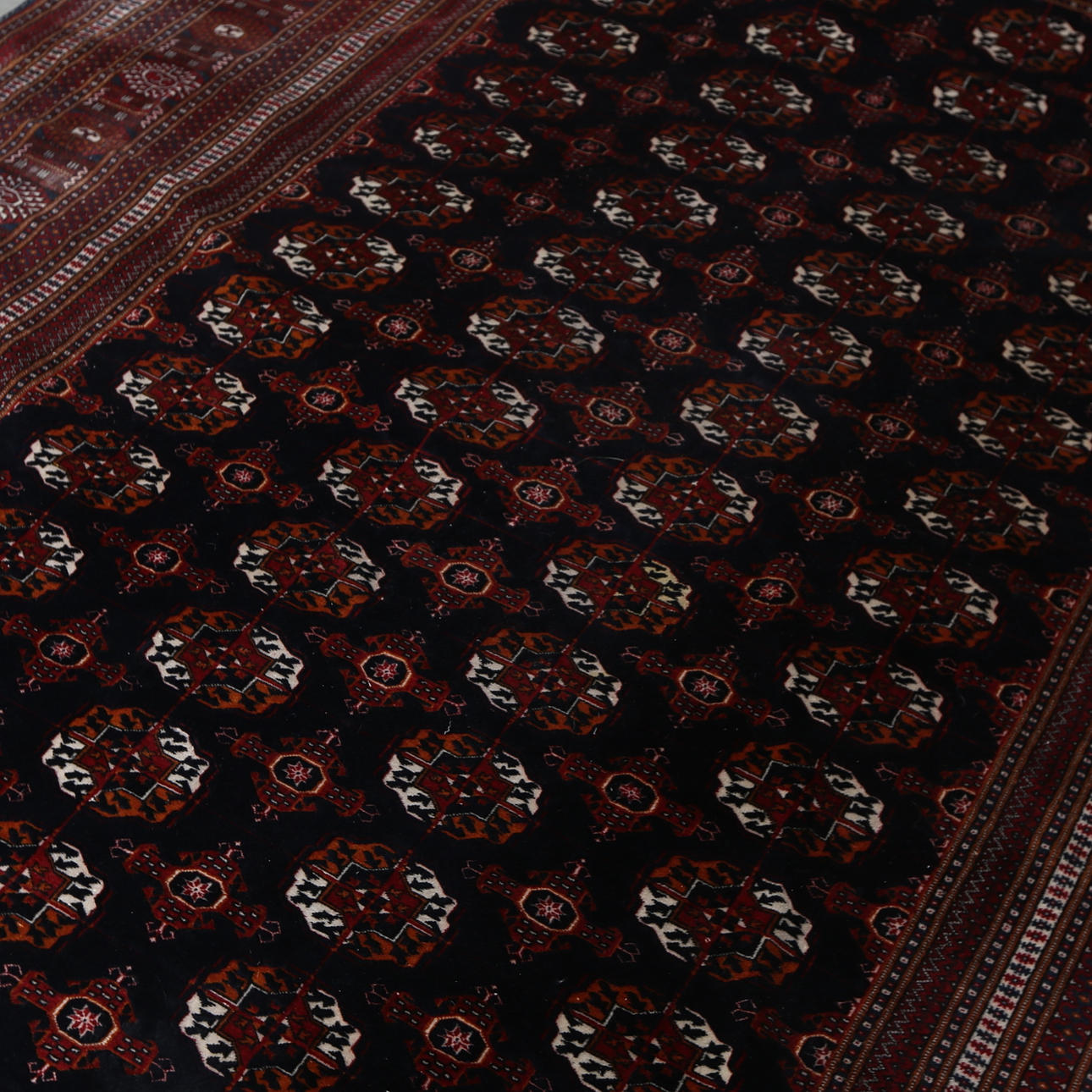 Una alfombra oriental, Bokhara, aprox. 325x217 cm.