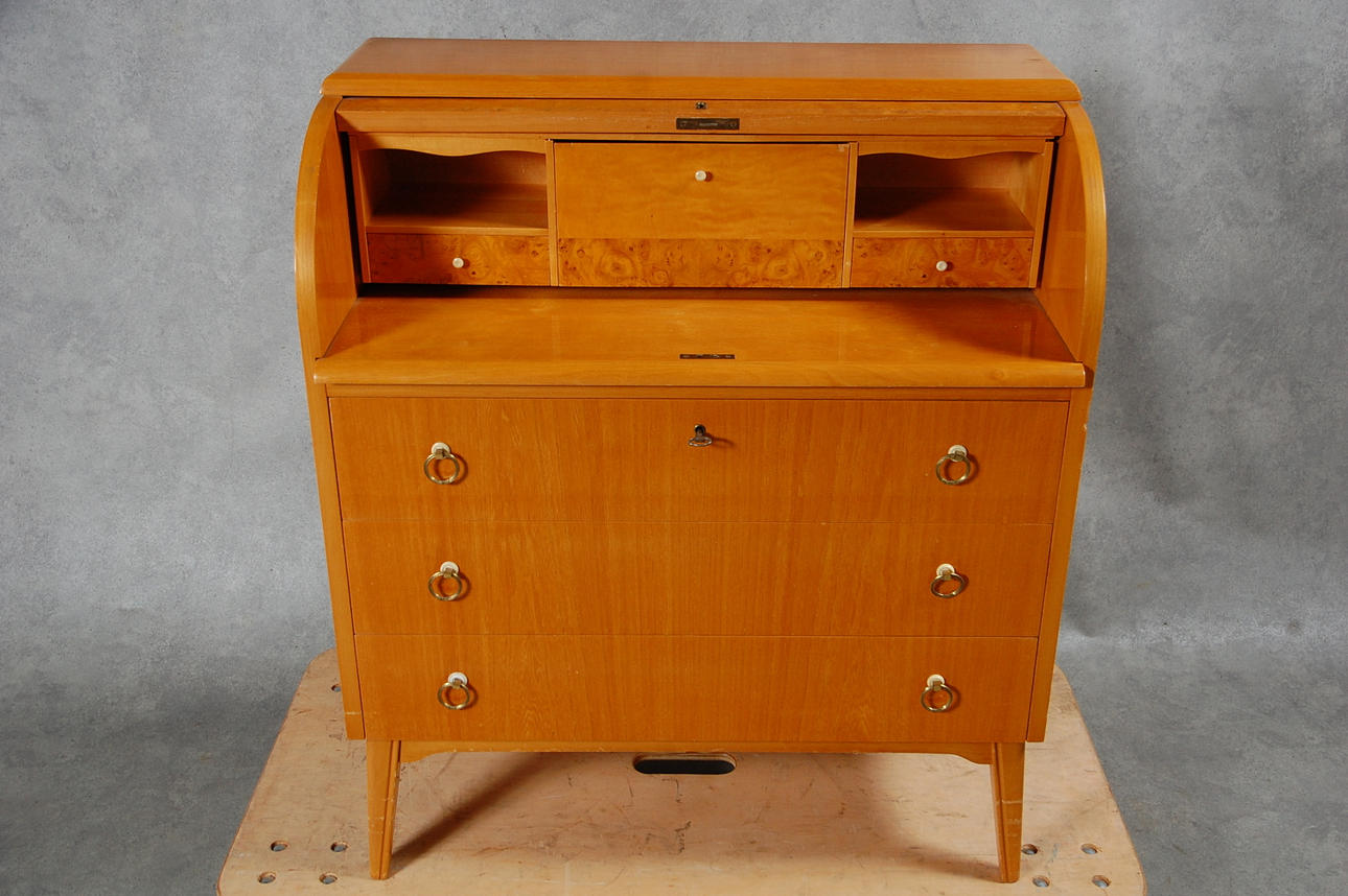 BYRÅ MED RULLKLAFF, 1900-talets mitt.