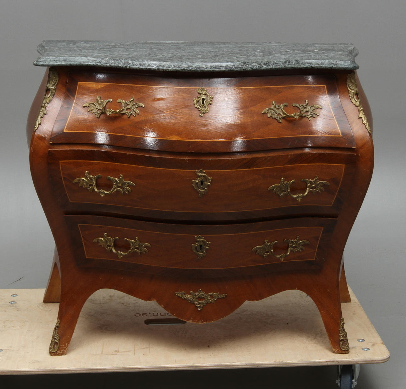 BYRÅ, med stenskiva, rokokostil, 1900-tal.