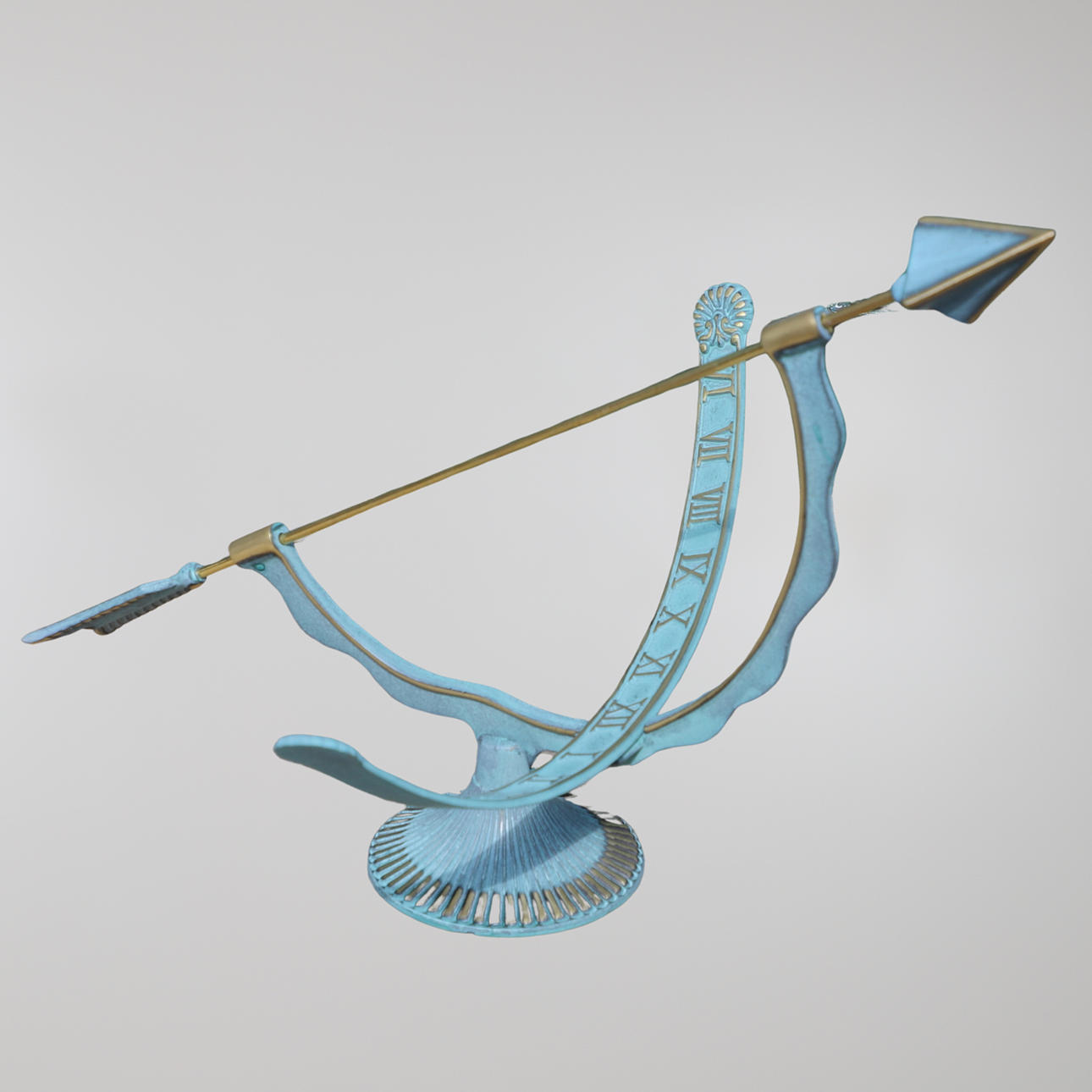 UN MODERNO RELOJ DE SOL ESFÉRICO DE LATÓN.