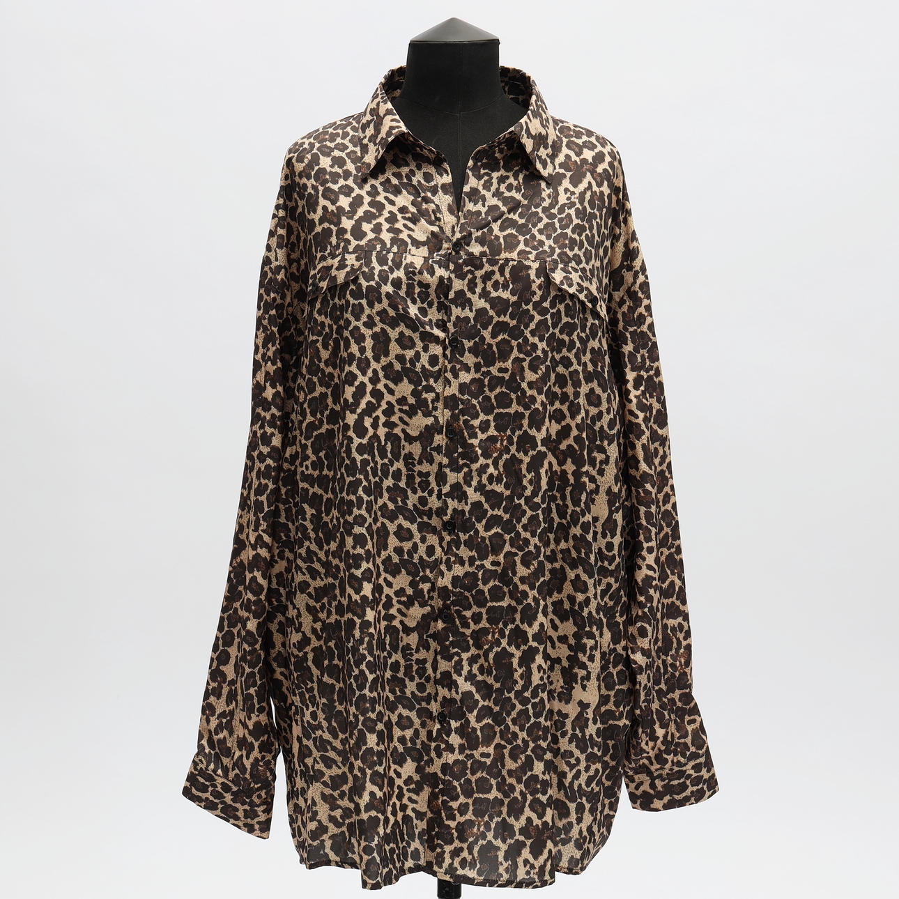 A leopard print shirt signed Olle Jönsson.