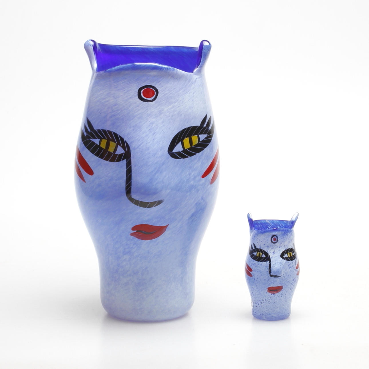 VASER, 2 st. Glas. "Open minds, Ulrica Hydman-Vallien, Artist Collection. Kosta Boda. Signerade.