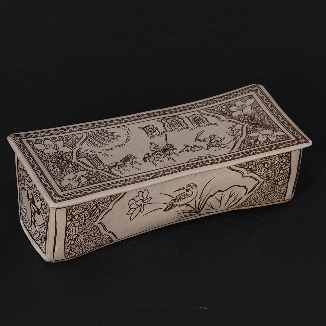 Cabecero rectangular tipo «Cithou» de cerámica decorada. China.
