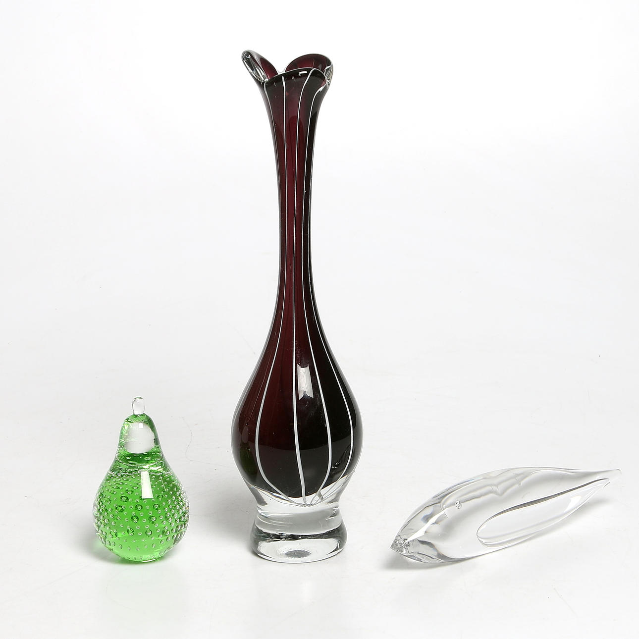 VAS samt FIGURINER, 3 delar, glas, bl.a. modell 1623, Vicke Lindstrand, Kosta glasbruk, formgiven 1959 och FM, Ronneby, 1900-talets mitt.