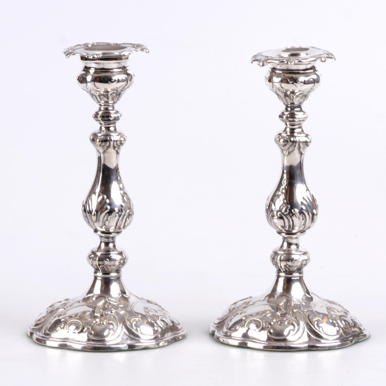 LJUSSTAKAR, ett par, nysilver, rokokostil, 1900-tal.