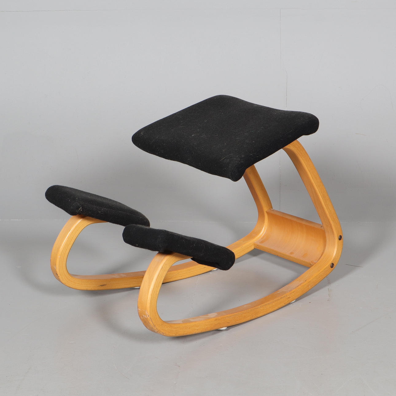PETER OPSVIK. ERGONOMISK STOL, "Variér Variable Balans", Stokke, Norge.