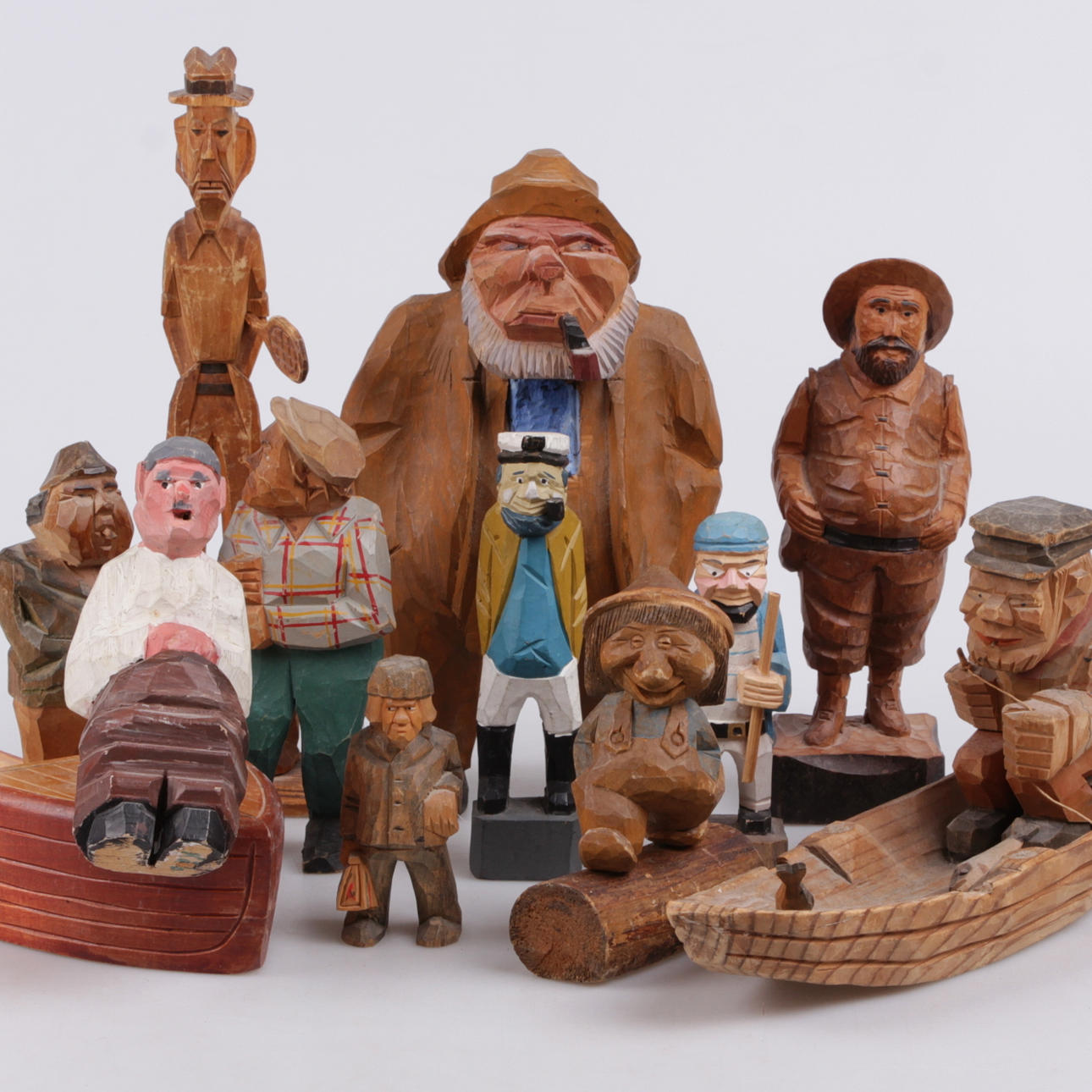 TRÄGUBBAR, 11 st. Snidat samt bemålat trä, 1900-tal.