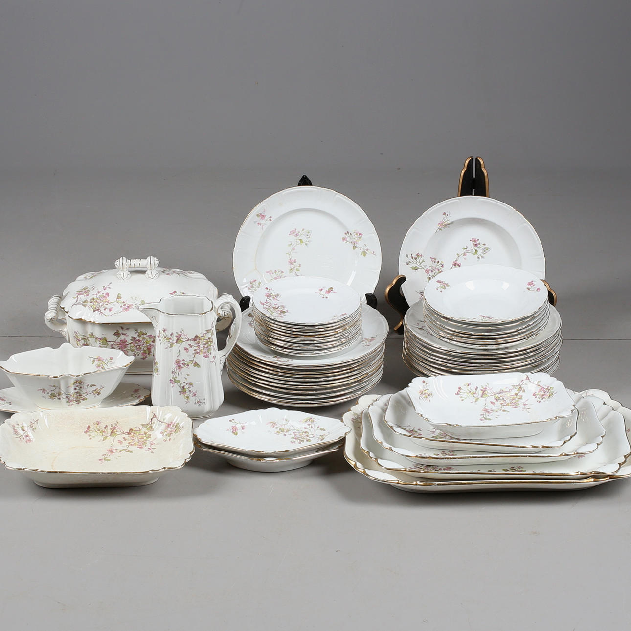 MATSERVIS, ca 51 delar, Wilhelm Kåge, "Hagtorn", Gustafsberg, porslin, 1900-talets första hälft.