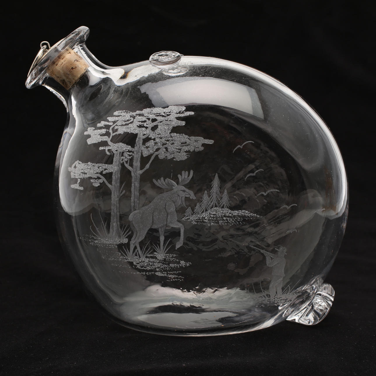 J JOHANSSON. Karaff, glas, etsad jaktmotiv.