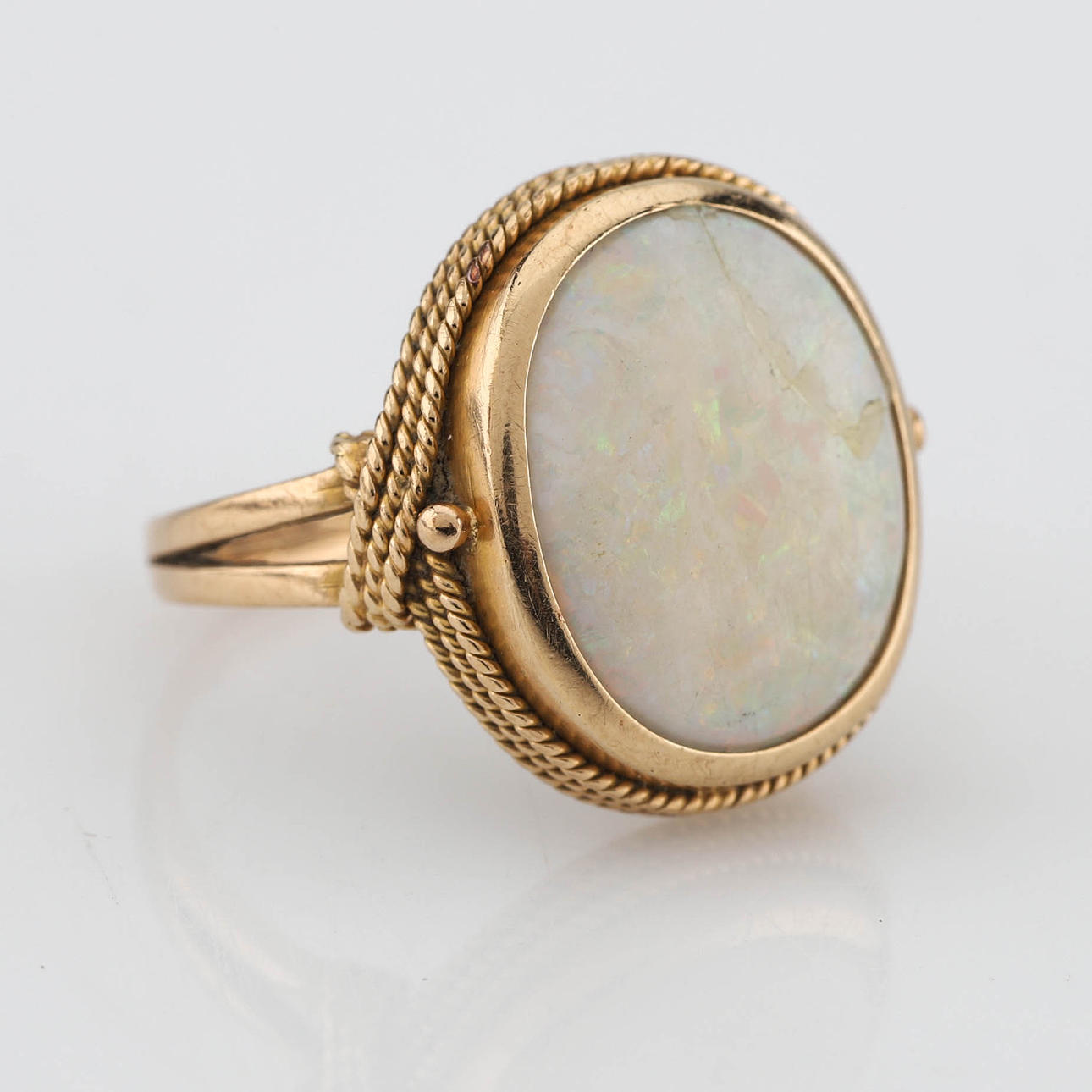 RING 18K guld, vit opal.