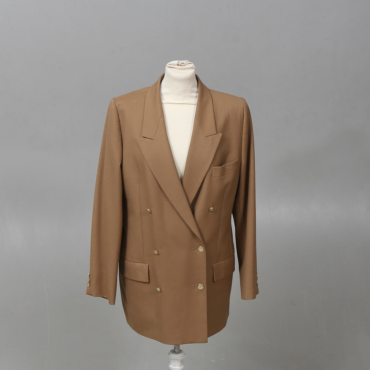 KAVAJ, Burberry kamelfärgad.