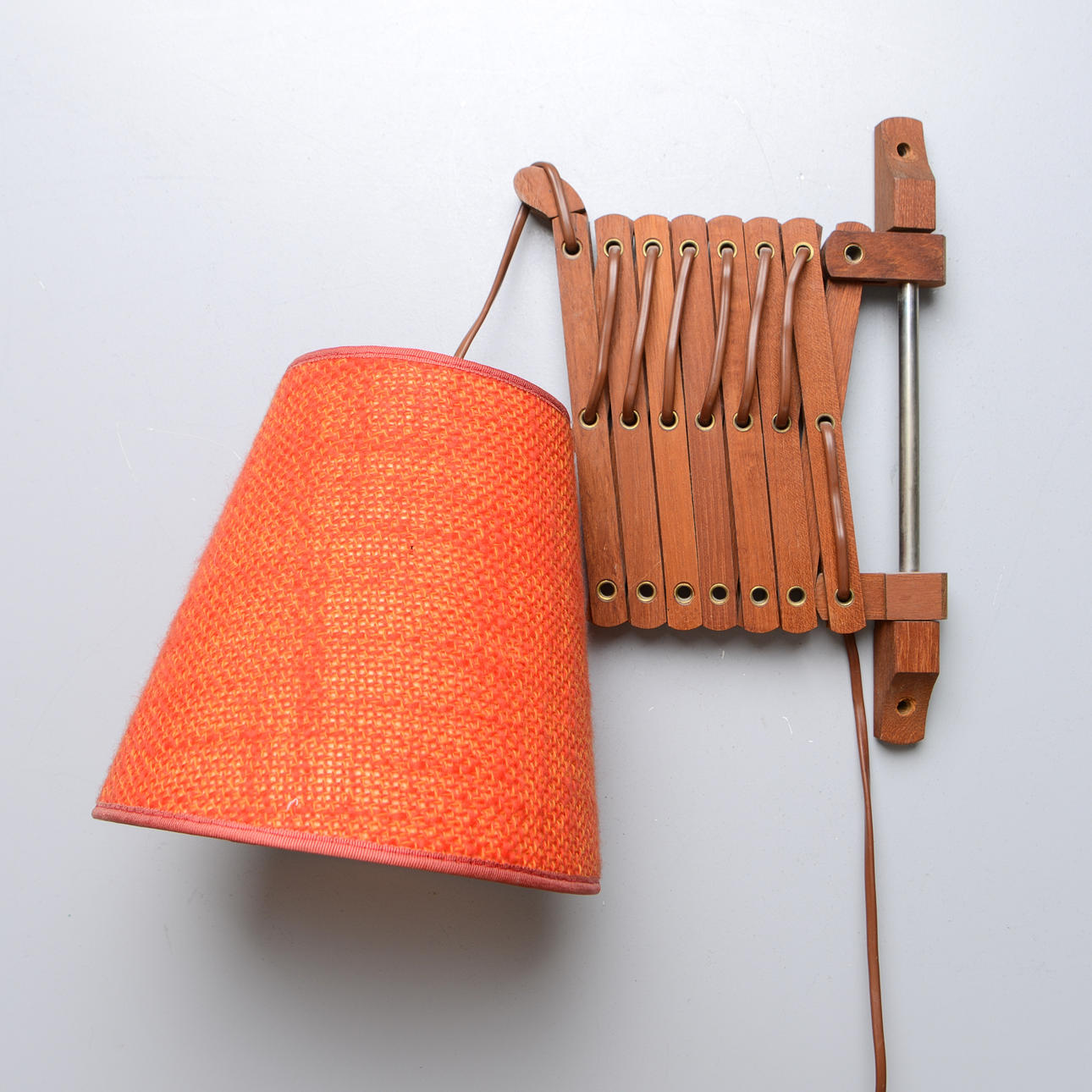 LÁMPARA DE PARED, modelo acordeón, teca, años 60.