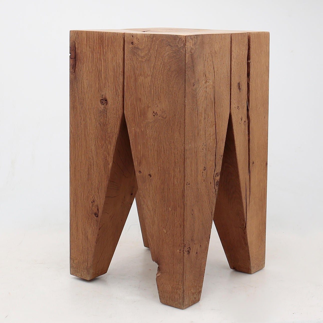 PHILIPE MAINZER. Hocker „Backenzahn“ aus Eichenholz.