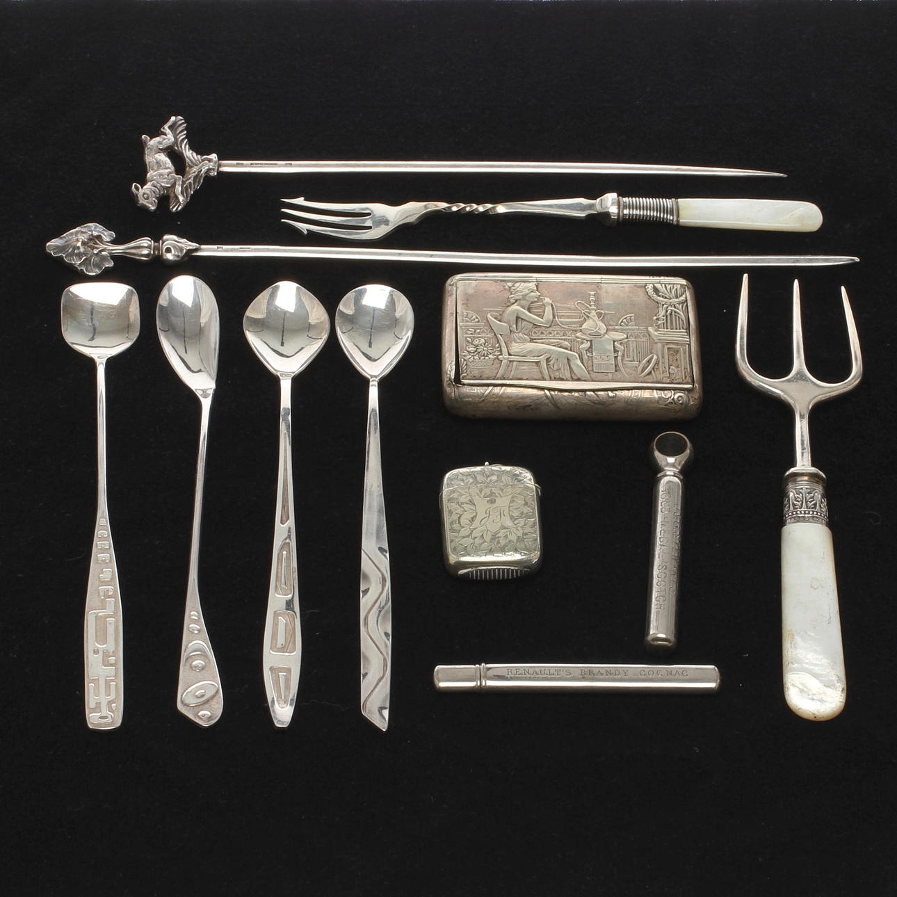 PARTI DIVERSE, 12 delar, metall, bl a korskruv, skinkpinnar och etui, 18/1900-tal.